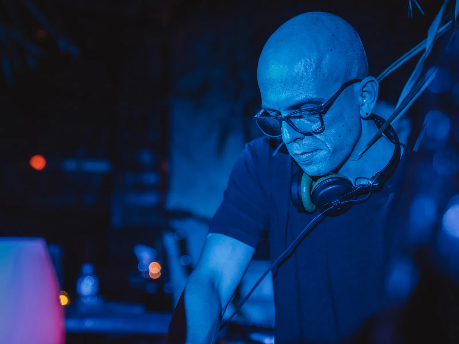 Mehmet Akar performing, blue light